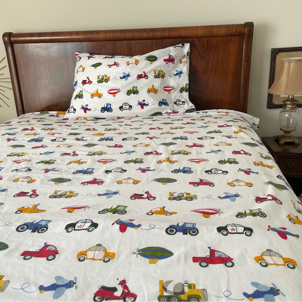 Two Sets Dream Factory Twin Flat Sheets w/Pillow Cases